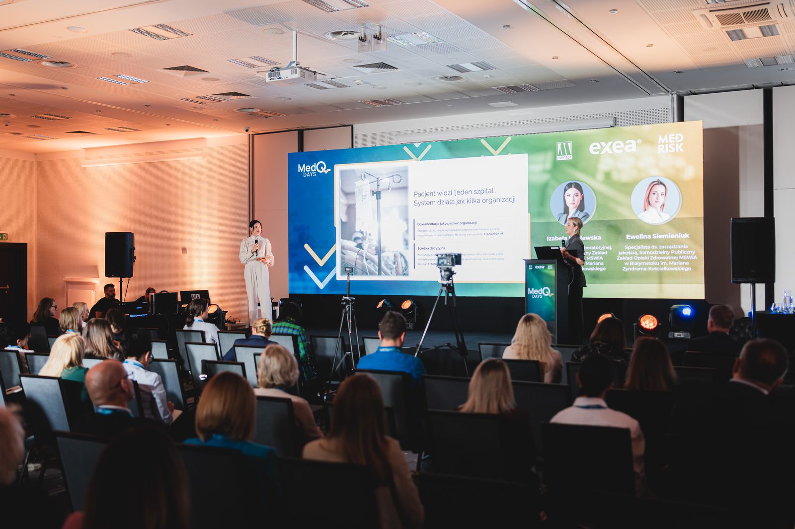 Izabela Popławska i&nbsp;Ewelina Siemieniuk podczas wystąpienia „Ciągłość opieki w&nbsp;czasie rzeczywistym” na konferencji MedQDays 2026 w&nbsp;Toruniu