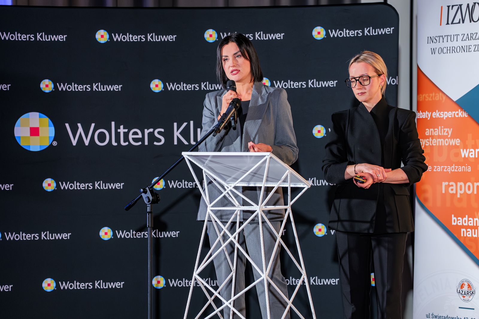 Izabela Popławska i&nbsp;Ewelina Siemieniuk podczas wystąpienia na konferencji „Zmiany w&nbsp;Ochronie Zdrowia 2026” Wolters Kluwer w&nbsp;Warszawie